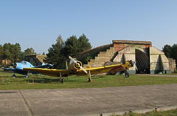 Agrarflugzeuge vor Bunker (z.B. Let Z-37A)