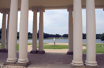Säulen, See und Schlossgarten