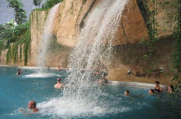 Wasserfälle in der Lagune von Tropical Islands