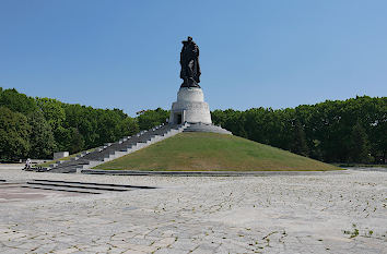 Rotgardist: Hauptdenkmal am Treptower Ehrenmal