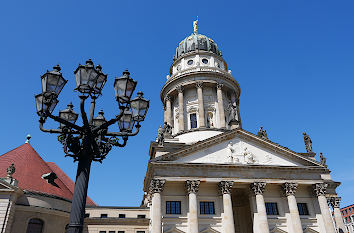 Laterne und Französischer Dom in Berlin