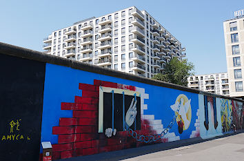 East-Side-Gallery Berliner Mauer + moderne Bebauung