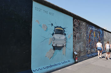 Trabi auf Berliner Mauer