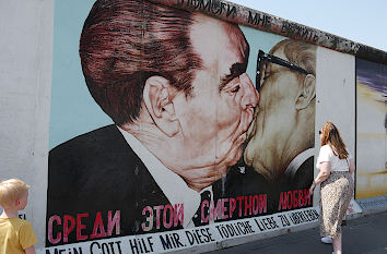 Berliner Mauer: Breschnew und Honnecker küssen sich