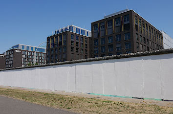 Weiß übertünchte Berliner Mauer