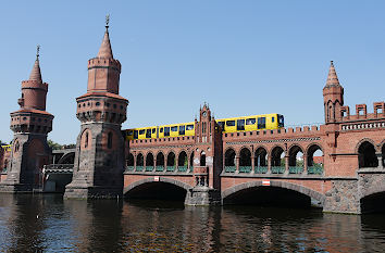 U-Bahn auf der Oberbaumbrücke in Berlin