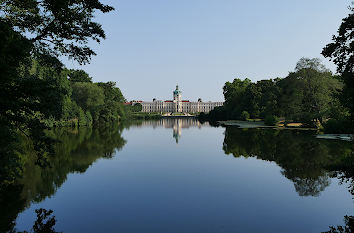 Schloss Charlottenburg spiegelt sich im Teich