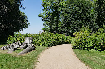 Säulen am Wegesrand Schlosspark Glienicke