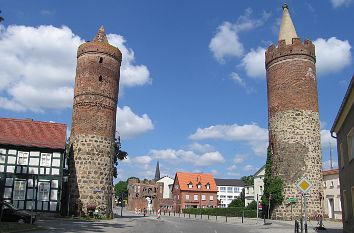 Heilig-Geist-Platz mit Stadtmauertürmen in Jüterbog