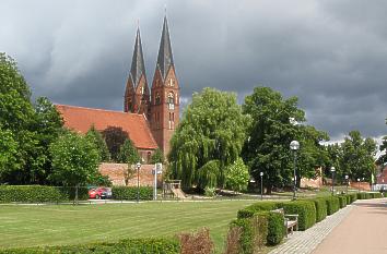 Seepromenade mit Klosterkirche St. Trinitatis in Neuruppin