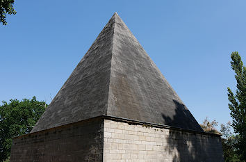 Pyramide im Neuen Garten