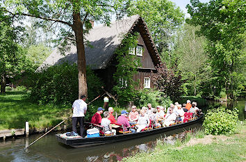 Spreewaldkahn vor Spreewaldhaus