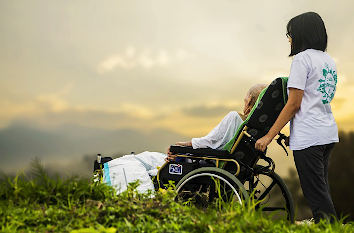 Rollstuhl bei der Pflege