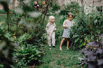 Kinder im Garten