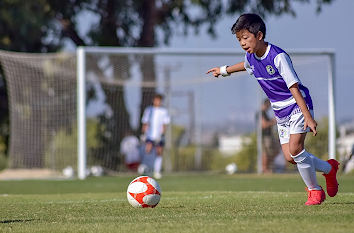 Junge spielt Fußball