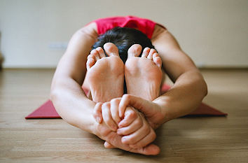 Frau beim Yoga