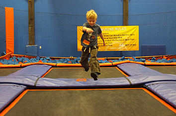 Trampolinpark mit Kind