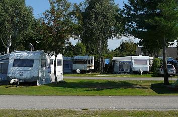 Campingplatz mit Wohnwagen