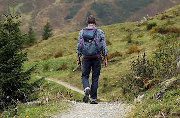 Wanderer auf Wanderweg