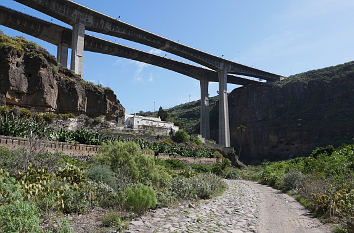 Autobahnbrücke über Barranco Guiniguada auf Gran Canaria