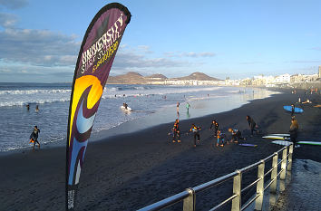 Schwarzer Strand Playa de Las Canteras in Las Palmas de Gran Canaria