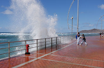 Wellen und Gischt an der Playa de Las Canteras in Las Palmas de Gran Canaria