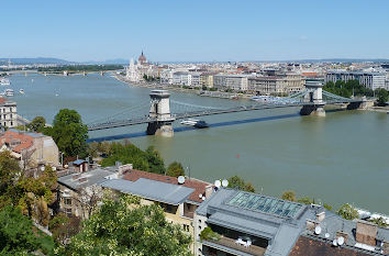 Donau mit Kettenbrücke in Budapest