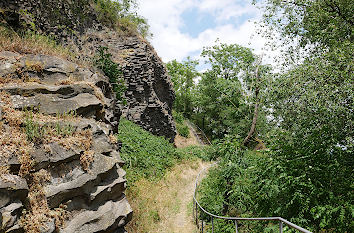 Basaltfelsen unter der Felsburg