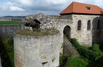 Hauptburg mit Burgkapelle und Bergfriedstumpf