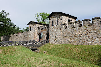 Kastellmauer Saalburg mit Tor