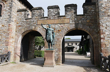 Haupttor Kastel Saalburg mit Skulptur
