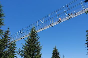 Fußgängerhängebrücke Skywalk von unten gesehen