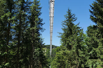 Fußgängerhängebrücke Skywalk von unten gesehen