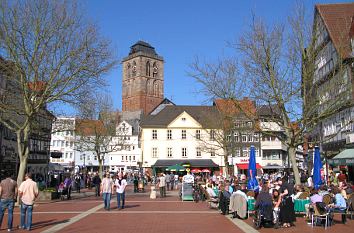 Linggplatz in Bad Hersfeld mit Turm der Stadtkirche