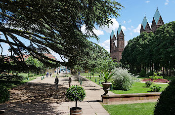 Schlossgarten mit Kirchtürmen Erlöserkirche Bad Homburg