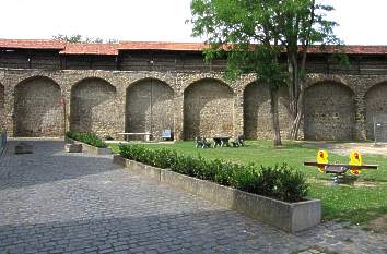 Stadtmauer mit Schwibbögen in Butzbach