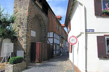 Schwibbogenhäuser an der Stadtmauer in Butzbach