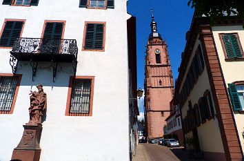 Rosengasse und Kirche St. Peter und Paul in Eltville