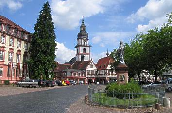 Marktplatz Erbach mit Schloss, Stadtkirche, Rathaus und Denkmal
