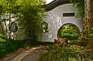 Mauer mit Tor im Chinesischen Garten Frankfurt