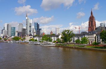 Frankfurter Skyline mit Hochhäusern und Kaiserdom