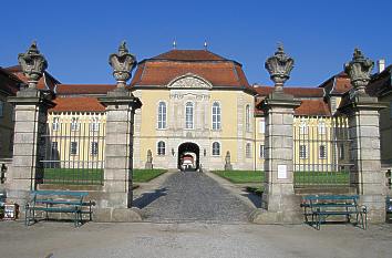 Haupteingang am Schloss Fasanerie