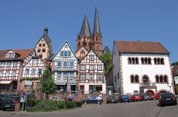 Untermarkt Gelnhausen mit Romanischem Haus und Marienkirche