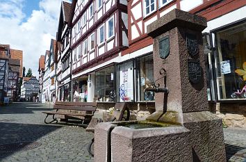 Brückenstraße mit Brunnen in Melsungen