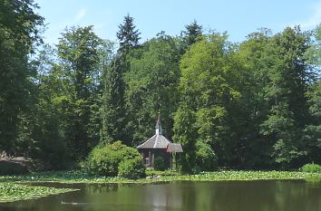 Eulbacher Park: Teich mit Kapelle