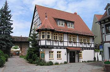 Rathausgässchen mit Stadtmauer in Michelstadt