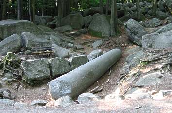 Felsenmeer: Römischer Werkplatz mit Riesensäule