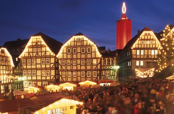 Weihnachtsmarkt und Weihnachtskerze in Schlitz