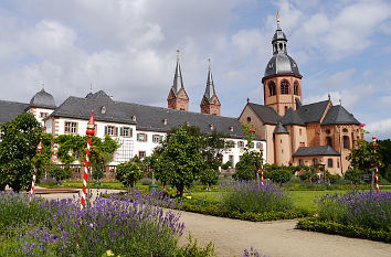 Seligenstadt: Einhard-Basilika mit barockem Klostergarten