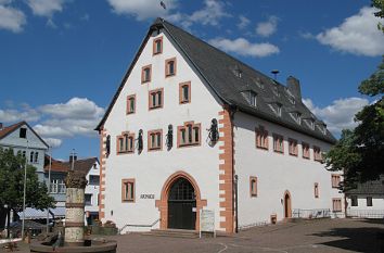 Rathaus und Märchenbrunnen in Steinau an der Straße